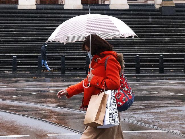 A rainy way to end the Autumn season. Picture: NCA NewsWire / Ian Currie