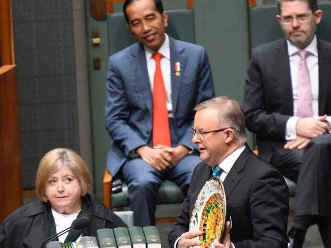 Federal Labor leader Anthony Albanese with the $35 Indonesian made plate which he presented to Indonesian President Joko Widodo during his visit to Canberra last week. He purchased the plate in bushfire rvaged Mogo. Source: Facebook Anthony Albanese @AlboMP https://www.facebook.com/AlboMP/photos/pcb.2953045494729543/2953044171396342/?type=3&theater