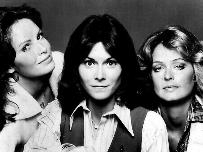 "Charlies Angels" TV program cast members.  (L-r) actor Jaclyn Smith with Kate Jackson and Farrah Fawcett 1977.  /TV/programs/Titles/Charlies/Angels