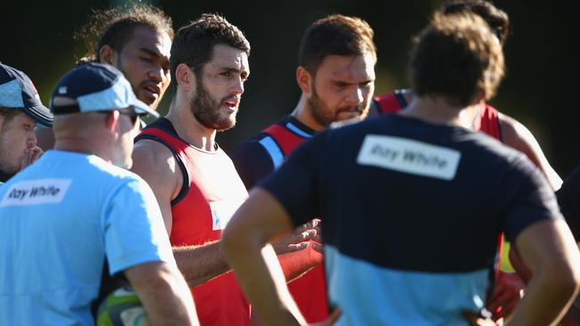 Dave Dennis gives instructions to teammates during a Waratahs Super Rugby training session at Kippax Lake on May 3, 2016 in Sydney, Australia.