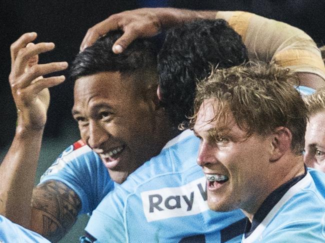 SYDNEY,AUSTRALIA - MAY 19: Waratahs Israel Folau is congratulated by team mates after scoring a try during the round 14 Super Rugby match between the Waratahs and the Highlanders at Allianz Stadium on May 19, 2018 in Sydney, Australia. (Photo by Jenny Evans/Getty Images)