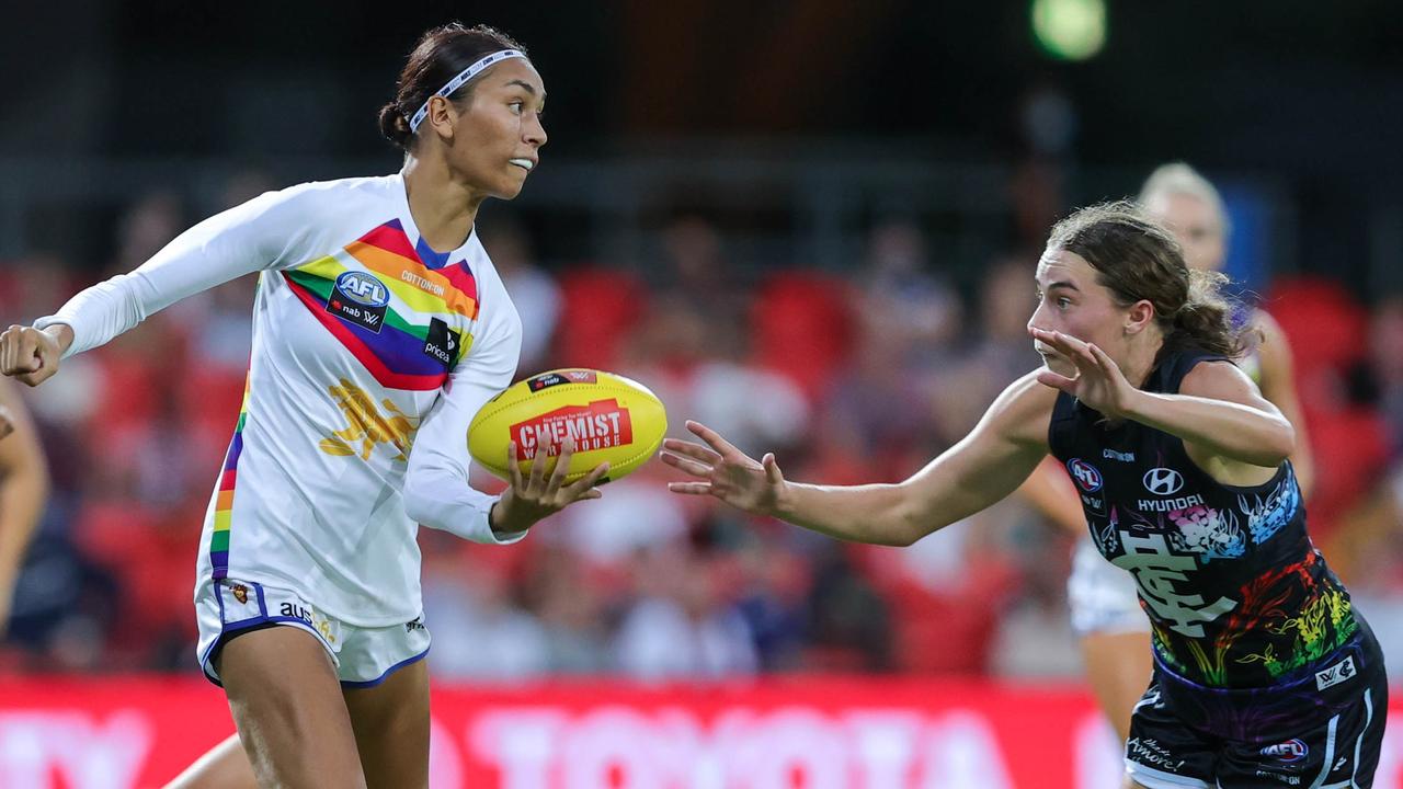 GOLD COAST, AUSTRALIA - JANUARY 25: Zimmorlei Farquharson of the Lions passes the ball during the 2022 AFLW Round 03 match between the Brisbane Lions and the Carlton Blues at Metricon Stadium on January 25, 2022 in the Gold Coast, Australia. (Photo by Russell Freeman/AFL Photos via Getty Images)