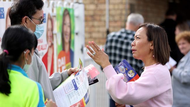 Dai Le speaking to voters at a pro-poll location in Cabramatta. Picture: Damian Shaw/NCA NewsWire