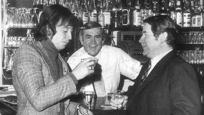 Lou Richards serves up drinks in his Melbourne pub in 1972. Picture: HWT Library.