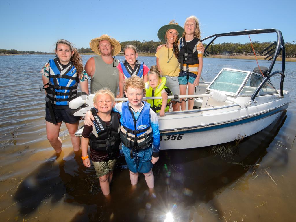 Geelong weather families enjoy sunshine as temps head into 30s on