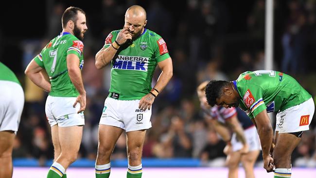 MACKAY, AUSTRALIA - SEPTEMBER 02: Josh Hodgson of the Raiders and team mates look dejected after their defeat during the round 25 NRL match between the Canberra Raiders and the Sydney Roosters at BB Print Stadium, on September 02, 2021, in Mackay, Australia. (Photo by Albert Perez/Getty Images)