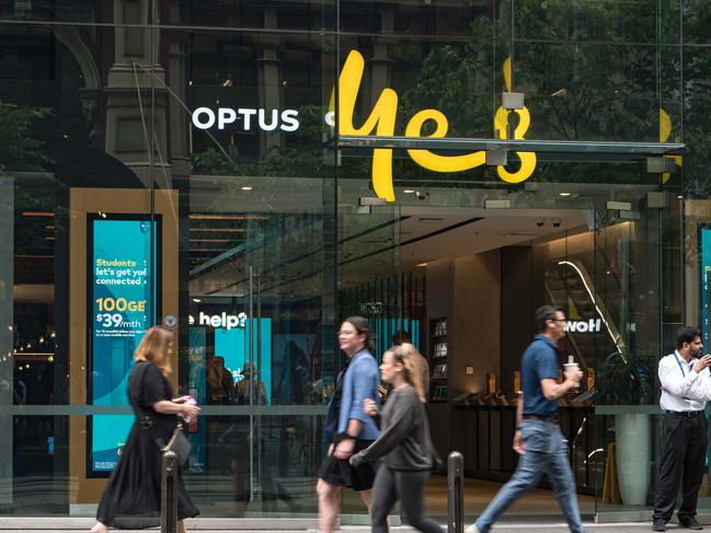 SYDNEY, AUSTRALIA - NewsWire Photos, NOVEMBER 09, 2023: Crowd outside the Optus centre in George Street in Sydney.  Picture: NCA NewsWire / Flavio Brancaleone