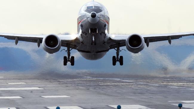 (FILES) This September 23, 2013 file photo shows an American Airlines Boeing 737 airplane as it takes off from a runway at Ronald Reagan Washington National Airport in Arlington, Virginia. US aerospace giant Boeing on January 6, 2015 reported a banner year in 2014 for commercial aircraft, breaking records for new orders and deliveries. Boeing said it booked 1,432 net orders for commercial aircraft last year, with a list price value of $232.7 billion, topping its 2007 previous record. The company's backlog of unfilled orders climbed to 5,789, also an all-time high. For the second year in a row, the company said it had delivered a record number of airliners, at 723, as it stepped up production rates. AFP PHOTO / Saul LOEB