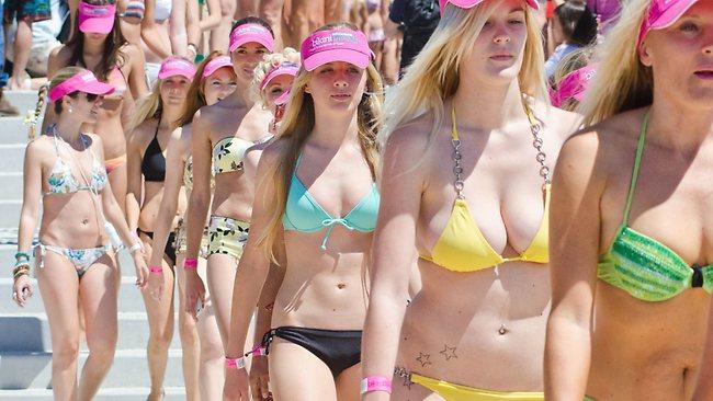 Specialist vuist Keuze Aussie bikini babes set new Guinness World Record | The Australian