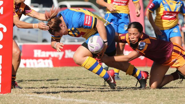 Head down, hit the line — Elianna Walton. Pic: Mike Batterham