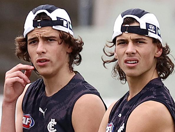 MELBOURNE . 14/12/2022.  AFL. Carlton training at Princes Park. Ben (left) and Lucas Camporeale, twin sons of Scott Camporeale  during todays training session at Ikon Park   . Picture by Michael Klein