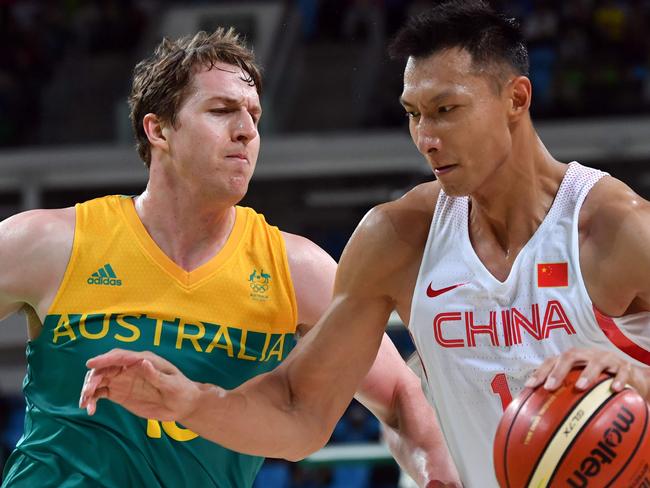 China's forward Yi Jianlian (R) works around Australia's forward Cameron Bairstow during a Men's round Group A basketball match between China and Australia at the Carioca Arena 1 in Rio de Janeiro on August 12, 2016 during the Rio 2016 Olympic Games. / AFP PHOTO / Andrej ISAKOVIC