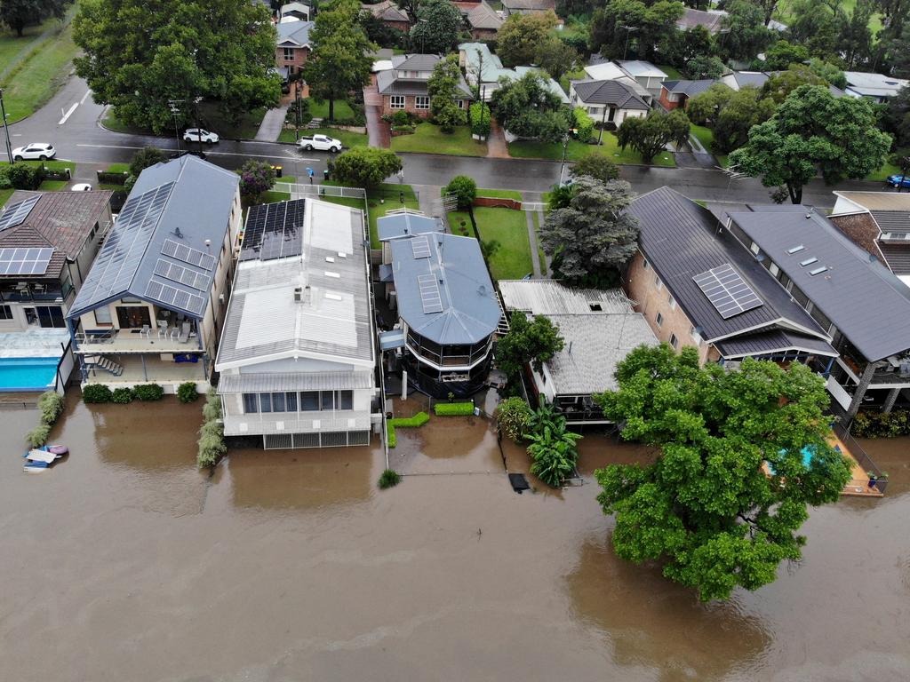 Homes along Bellevue Rd in Regentville under threat from rising flood waters. Picture: Toby Zerna