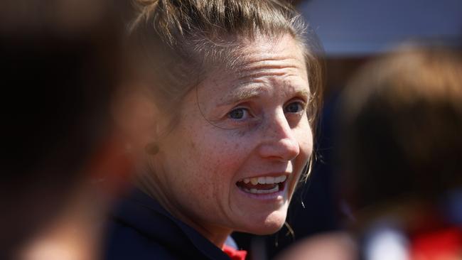 Darebin coach Kaye Tyndall speaks to her players.