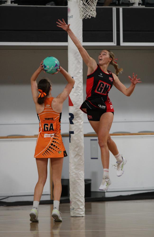 Carina Leagues Club Tigers v Brisbane North Cougars U18 Nissan State Titles grand final. Pictured: Gemma Hutchings defends the shot over Amber Yeates