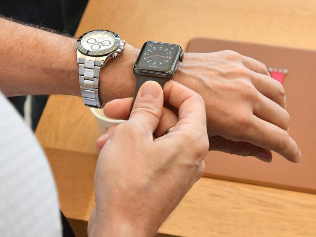 galaxy watch 46mm vs apple watch 4