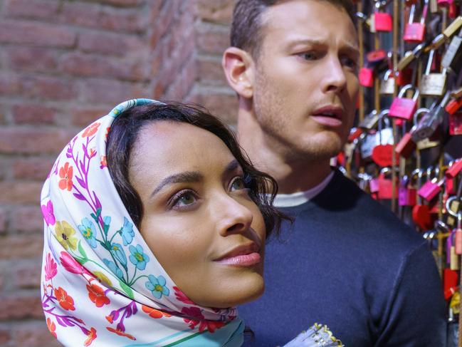 Love In The Villa. (L to R) Kat Graham as Julie, Tom Hopper as Charlie in Love In The Villa. Cr. Riccardo Ghilardi/Netflix© 2022.