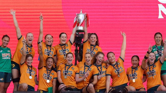 TOPSHOT - Australia's players celebrate with their trophy after winning the HSBC World Rugby Sevens women's final match between Australia and France at the Metropolitano stadium in Madrid on June 2, 2024. (Photo by OSCAR DEL POZO / AFP)