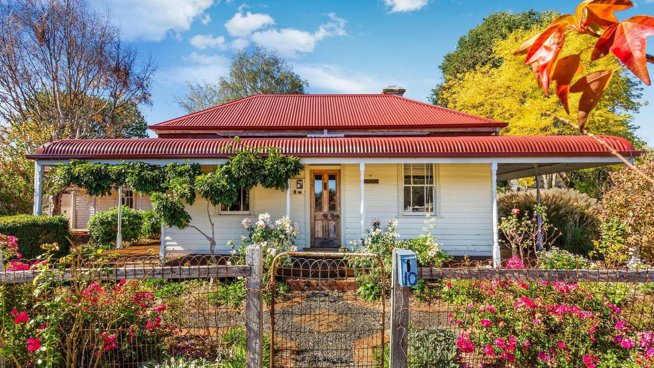 The quaint property at <a href="https://www.realestate.com.au/property-house-vic-trentham-144834328">10-12 Park St, Trentham </a>could now be yours.