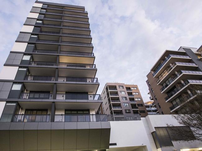 27 and 1-5 Bourke St, Mascot, 15th June 2019. 132 units in Mascot Towers 1-5 Bourke St, Mascot have been evacuated due to structural concerns within 2 of the tower buildings in the 4 tower complex.Picture by Damian Shaw