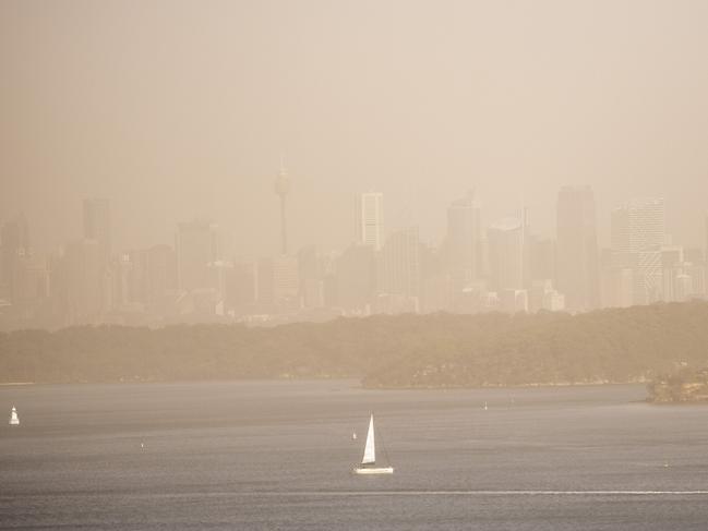 Dust storm sweeps across Sydney. Photo Jeremy Piper