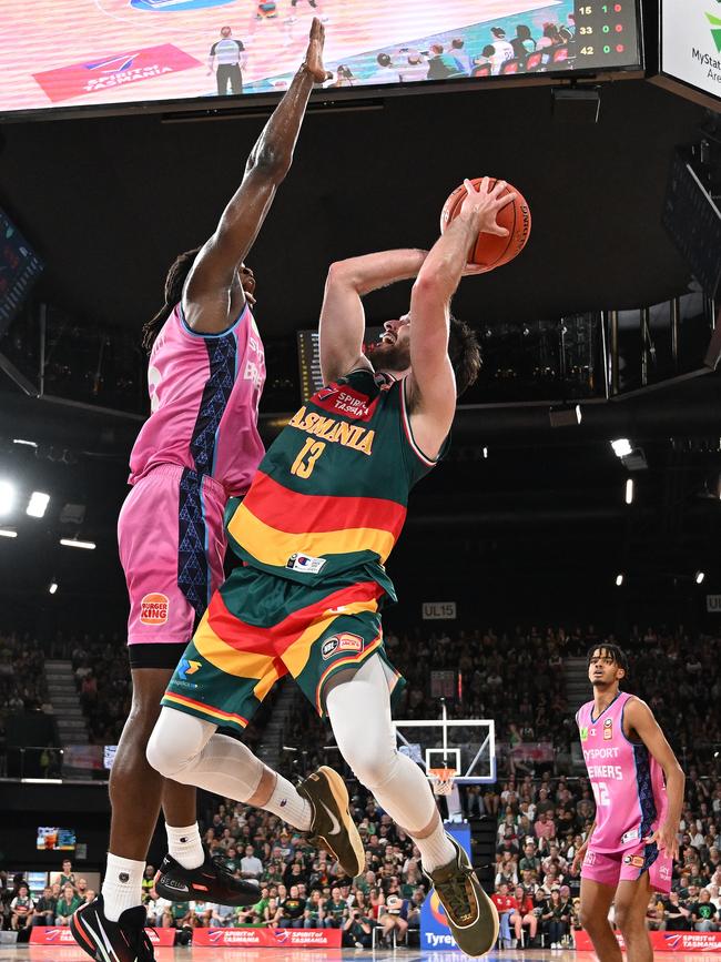 Sean Macdonald of the Jackjumpers drives to the basket during game two of the NBL Semi Final series between Tasmania Jackjumpers and New Zealand Breakers at MyState Bank Arena, on February 16, 2023, in Hobart, Australia. (Photo by Steve Bell/Getty Images)