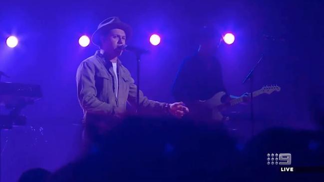 Niall Horan rocks out "Slow Hands"