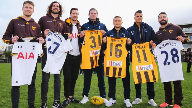 Code-hopping: Hawthorn and Tottenham stars trade club guernseys at Waverley park. Picture: Getty Images