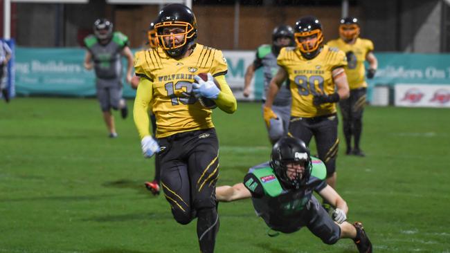 RACING AWAY: Rockhampton Wolverines' Andrew Kapernick races away from the desperate Cairns Falcons defence in last night’s Reef Bowl at Browne Park. Picture: Allan Reinikka.