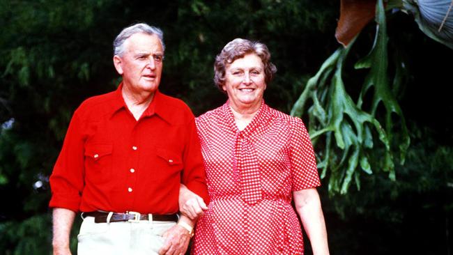 Qld Premier Joh Bjelke-Petersen with wife Lady Flo at home, 26 Oct 1986. PicNews/Ltd ex-Brisbane.  Pete/Fam   f/l