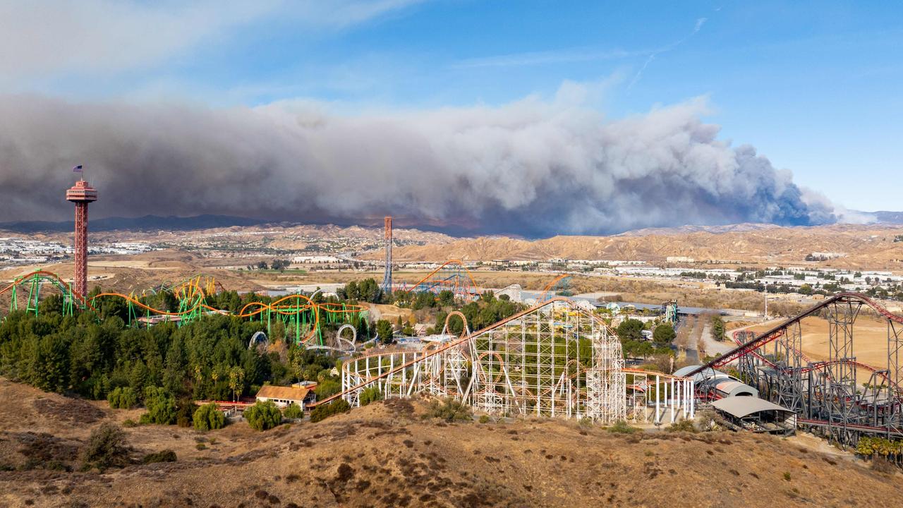 The Hughes Fire burns behind the skyline of Six Flags Magic Mountain. Picture: Brandon Bell / GETTY IMAGES NORTH AMERICA / Getty Images via AFP