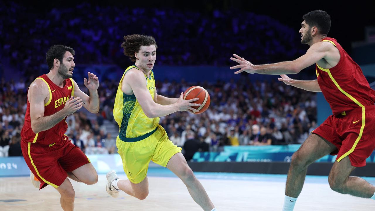 TOPSHOT - Australia's #03 Josh Giddey (C) challenges Spain's #21 Alex Abrines (L) and Spain's #07 Santi Aldama in the men's preliminary round group A basketball match between Australia and Spain during the Paris 2024 Olympic Games at the Pierre-Mauroy stadium in Villeneuve-d'Ascq, northern France, on July 27, 2024. (Photo by Thomas COEX / AFP)