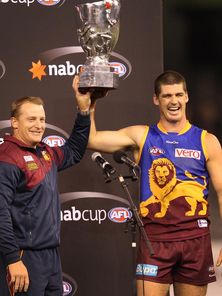 Michael Voss and Jonathan Brown lift the NAB Cup.