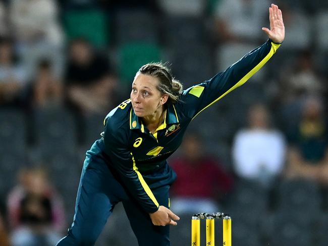 MACKAY, AUSTRALIA - SEPTEMBER 22: Ashleigh Gardner of Australia bowls during game two of the Women's T20 International Series between Australia and New Zealand at Great Barrier Reef Arena on September 22, 2024 in Mackay, Australia. (Photo by Albert Perez/Getty Images)