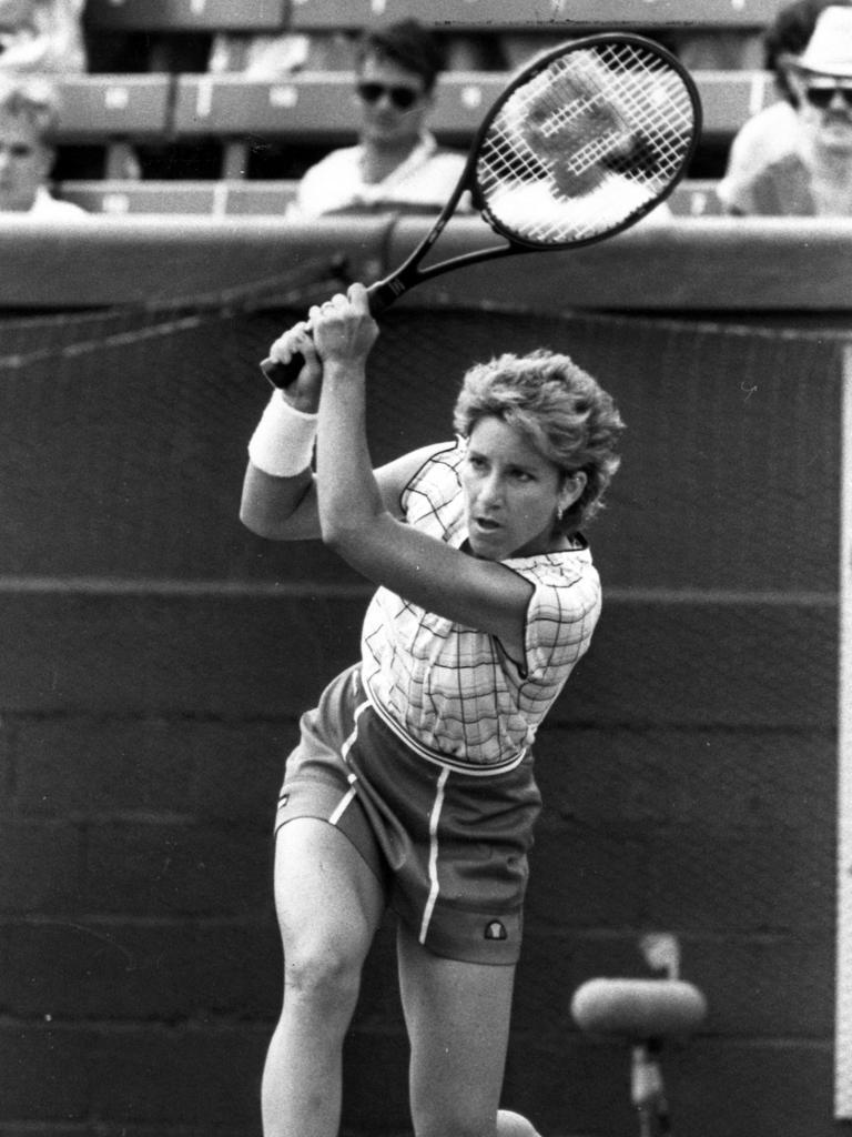 Chris Evert playing a two-handed backhand at the 1985 Australian Open.