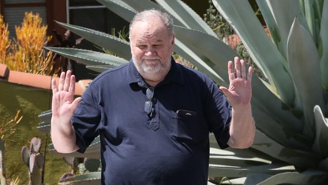 Thomas Markle has been spotted dropping flowers at Meghan’s mother’s house hours after news broke that he had made a paid deal with the paparazzi. (Pic: Rachpoot)