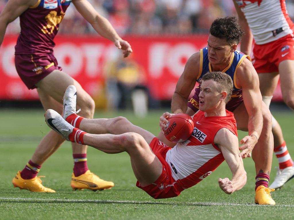 Chad Warner is taken down by Cam Rayner. Picture: Daniel Pockett/AFL Photos