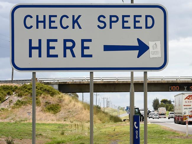 Speed advisory sign at the overpass in Lara.  Picture: Nicole Garmston