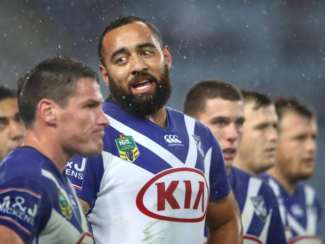 Sam Kasiano of the Bulldogs talks to team mates after an Eels try.