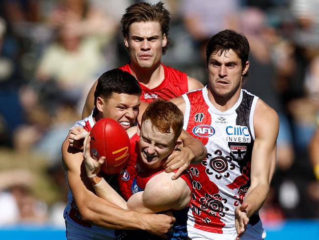 Windhager wraps up Jake Bowey. Picture: Michael Willson/AFL Photos