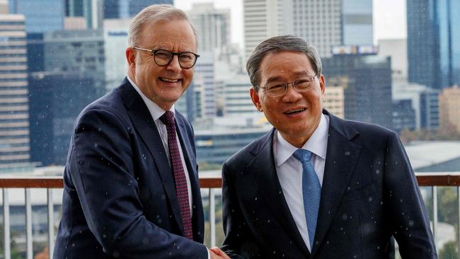 PERTH, AUSTRALIA. NewsWire Photos. JUNE 18, 2024. Australian Prime Minister Anthony Albanese (L) talks to China's Premier Li Qiang at the Kaarta Gar-up Lookout in Kings Park before an Australia-China CEO Roundtable in Perth . Picture: NewsWire Photos/ Richard Wainwright/ POOL