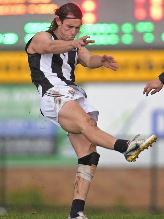 Marcus Lentini gets a kick for Montmorency. Picture: Andy Brownbill