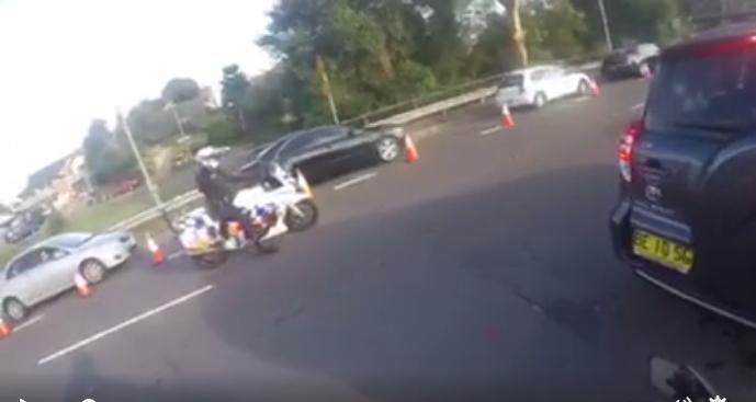 AU NSW:    Learner Driver Gets Helping Hand From Police in Heavy Traffic   December 24