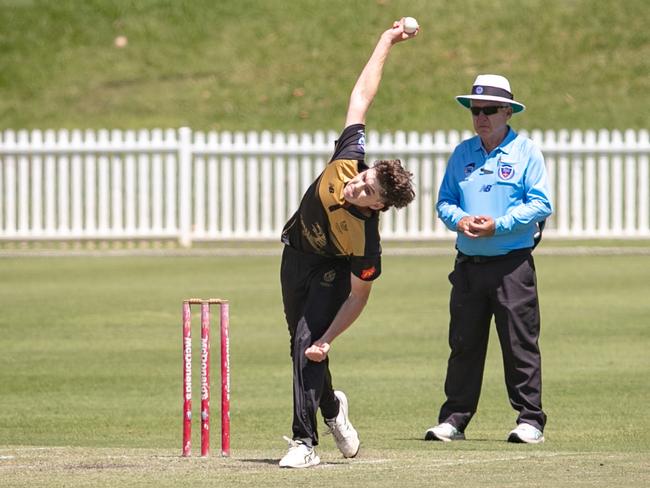 Hamish Malone runs in to bowl. Picture: Julian Andrews. AW Green Shield round two. Sydney v UTS North Sydney at Drummoyne Oval, 19 December 2024.