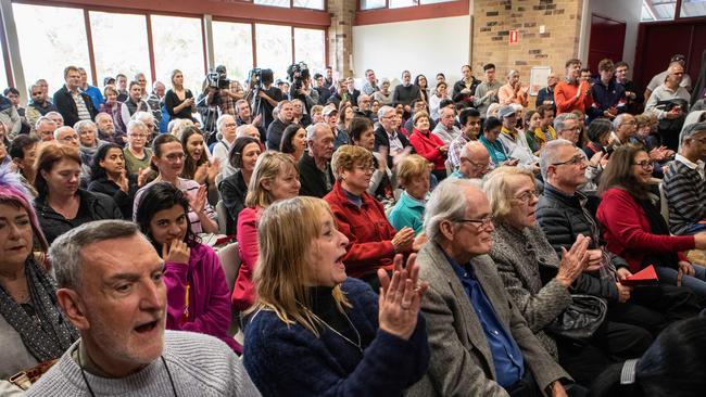 Pictures taken at a public meeting in Cherrybrook about the plans to scrap bus services in The Hills Districts. (AAP Image / Julian Andrews)