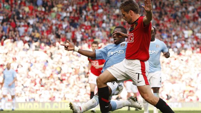 Michael Owen (R) scores the winning goal during Manchester derby.