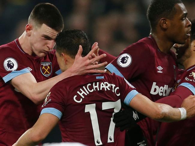West Ham United's Mexican striker Javier Hernandez (2L) celebrates after scoring during the English Premier League football match between West Ham United and Fulham at The London Stadium, in east London on February 22, 2019. (Photo by Ian KINGTON / AFP) / RESTRICTED TO EDITORIAL USE. No use with unauthorized audio, video, data, fixture lists, club/league logos or 'live' services. Online in-match use limited to 120 images. An additional 40 images may be used in extra time. No video emulation. Social media in-match use limited to 120 images. An additional 40 images may be used in extra time. No use in betting publications, games or single club/league/player publications. /