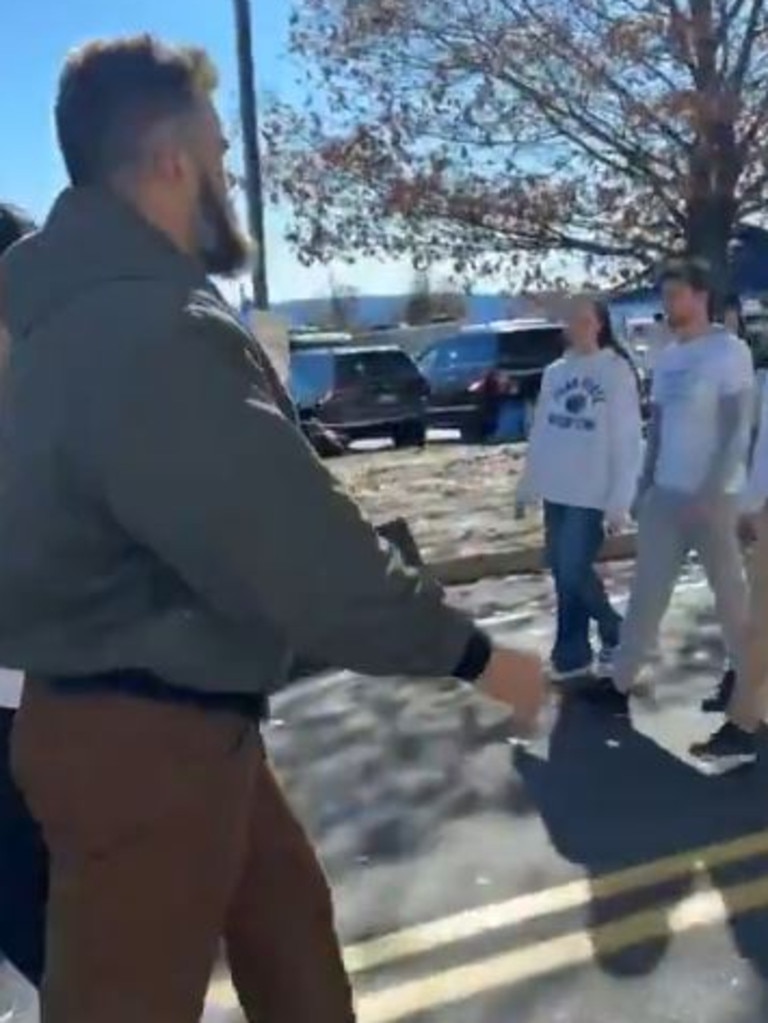 Jason was being followed by a group of students asking him for photos and fistbumps. Picture: X/lashyBills