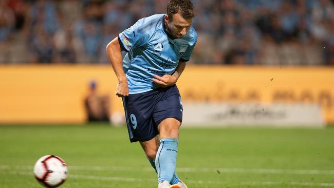 Le Fondre shoots for goal. Picture: AAP