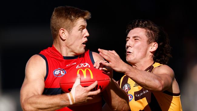 Nick Murray under pressure from Hawk Connor Macdonald. Picture: Michael Willson/AFL Photos via Getty Images